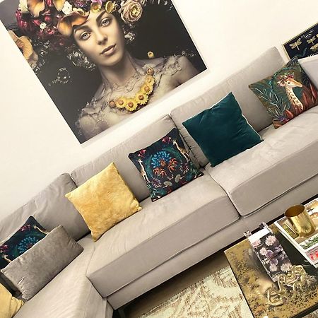 Barcelona Chic Apartments- Free Parking - 10 Min From Bcn City Centre By Metro Eksteriør bilde