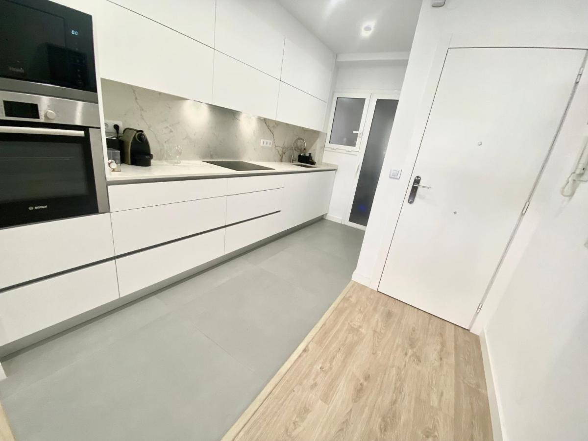 Barcelona Chic Apartments- Free Parking - 10 Min From Bcn City Centre By Metro Eksteriør bilde