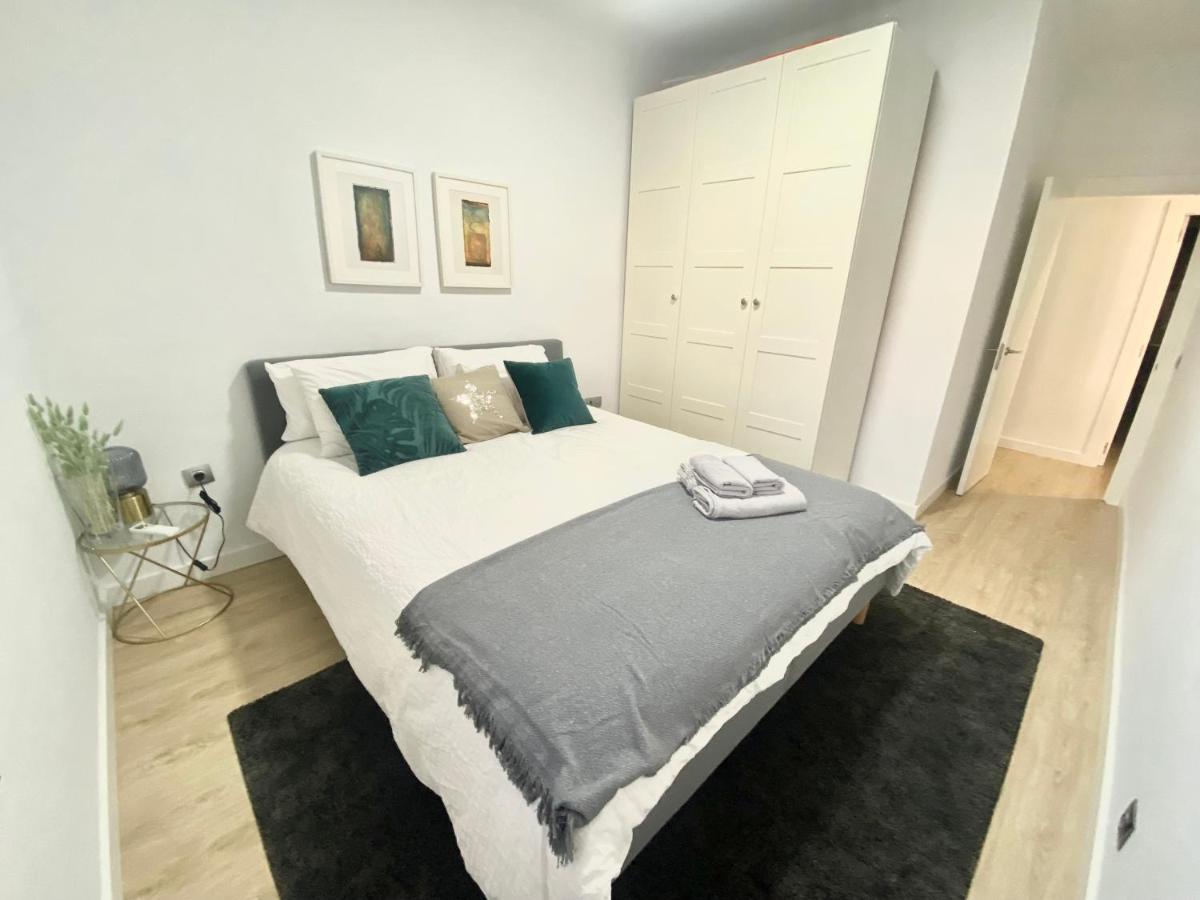 Barcelona Chic Apartments- Free Parking - 10 Min From Bcn City Centre By Metro Eksteriør bilde
