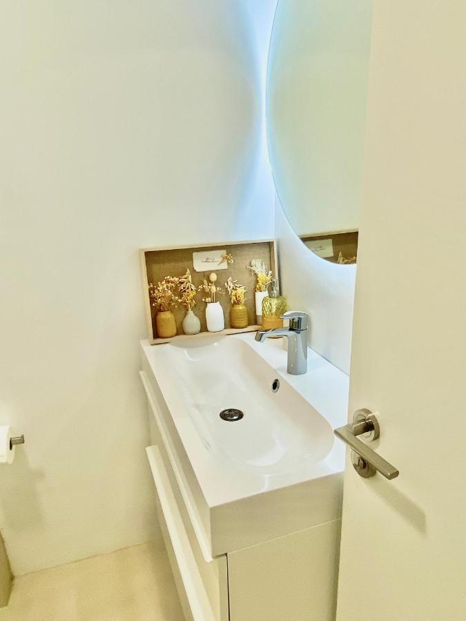 Barcelona Chic Apartments- Free Parking - 10 Min From Bcn City Centre By Metro Eksteriør bilde
