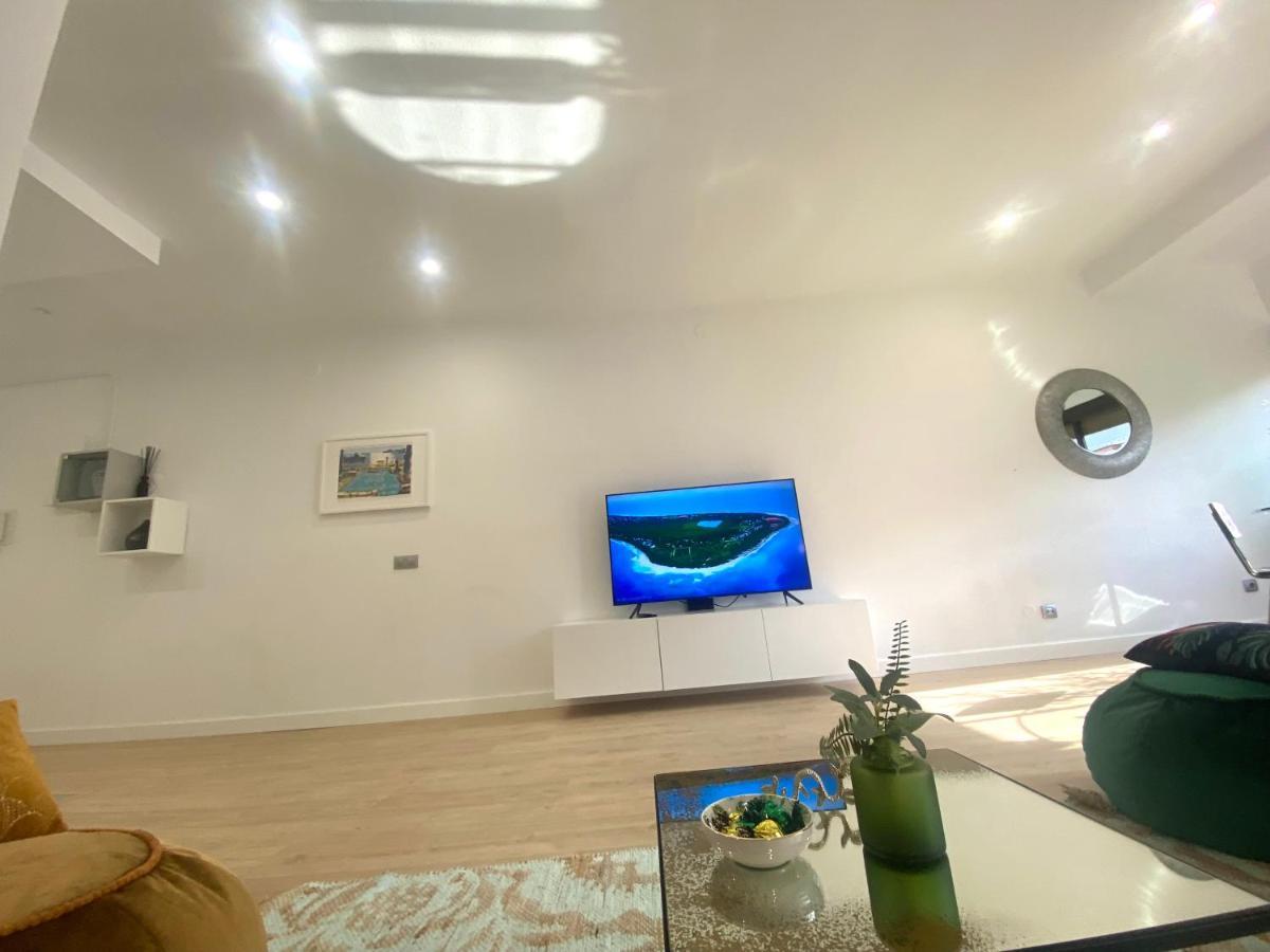 Barcelona Chic Apartments- Free Parking - 10 Min From Bcn City Centre By Metro Eksteriør bilde