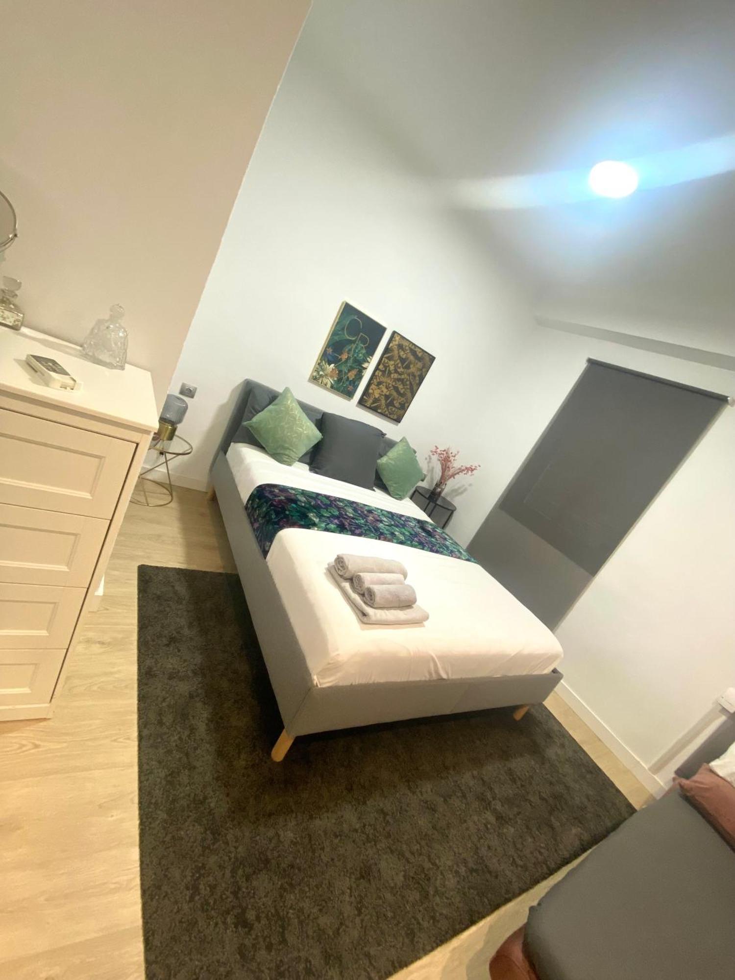 Barcelona Chic Apartments- Free Parking - 10 Min From Bcn City Centre By Metro Eksteriør bilde