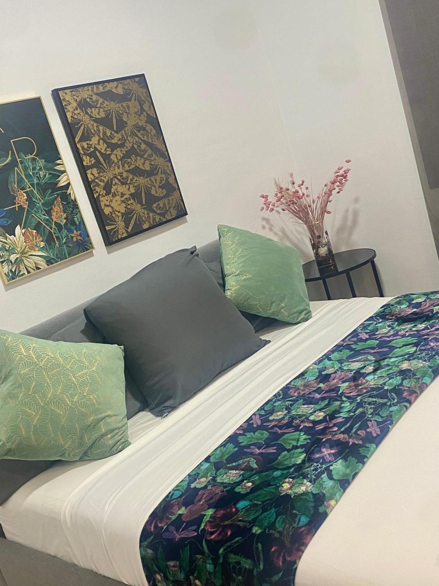 Barcelona Chic Apartments- Free Parking - 10 Min From Bcn City Centre By Metro Eksteriør bilde